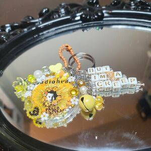 Handmade-Yellow and black keychain with Radiohead album cover